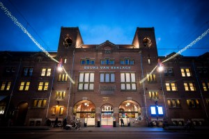 front_of_the_beurs_van_berlage_at_night