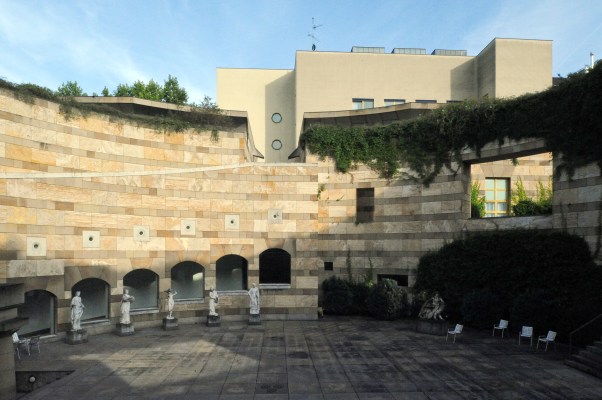 Neue_Staatsgalerie_Courtyard_