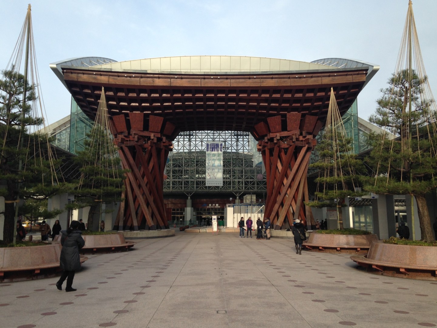 tsuzumimon_gate_in_front_of_kanazawa_station_in_the_morning_20150121 ...